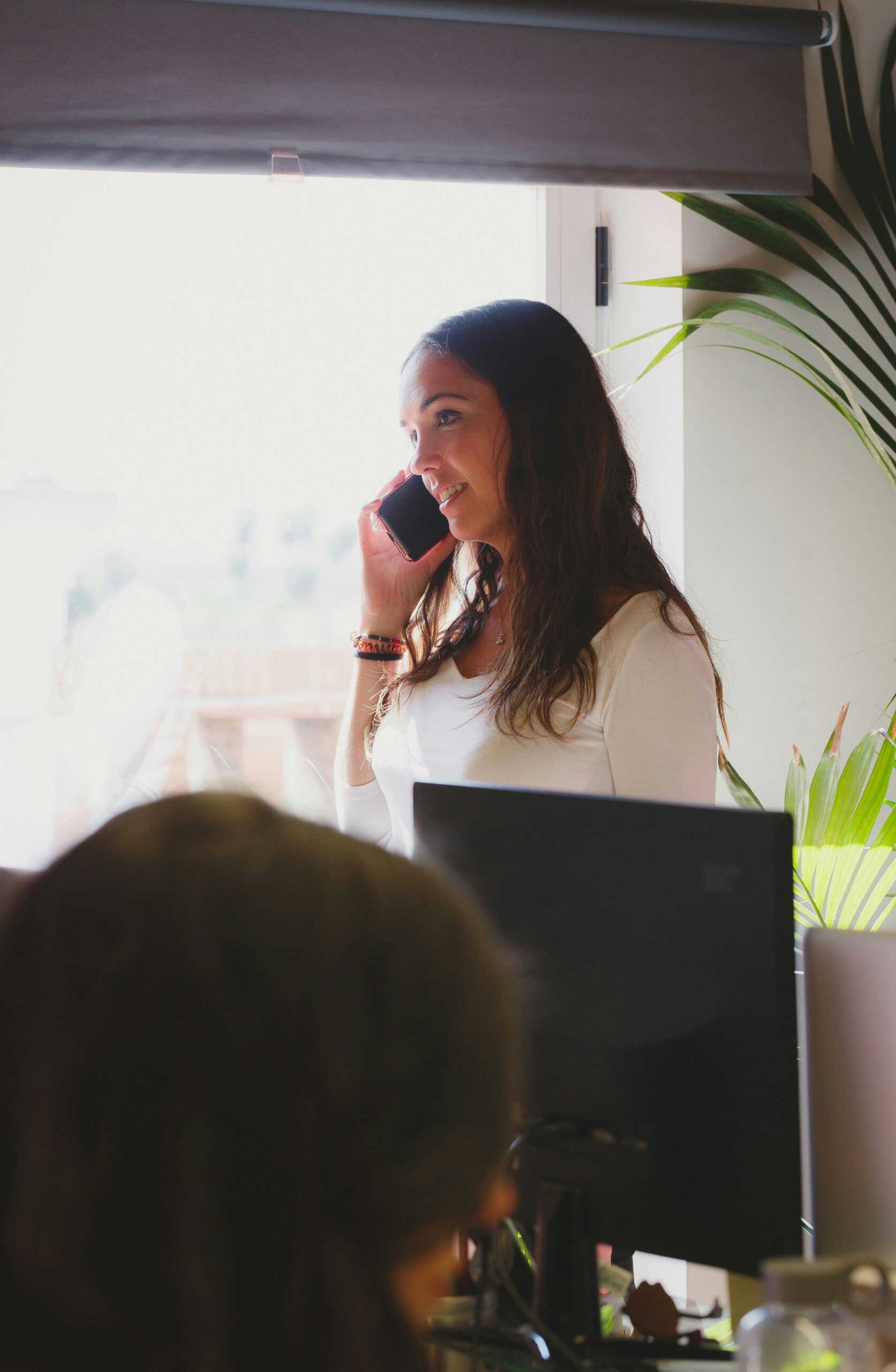 Collaboratrice AvecVous au téléphone